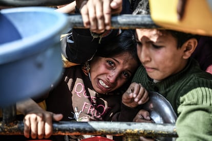 Una niña llora durante un reparto de comida, el 25 de febrero de 2024.