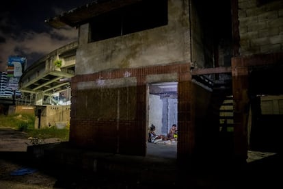 Daninyer de 12 anos; Gabriel, 19 anos; Katiuska, 19 anos, e Neucai, 6 meses de idade, se refugiam em um prédio abandonado sob uma estrada no setor de Chacao, em Caracas, Venezuela.