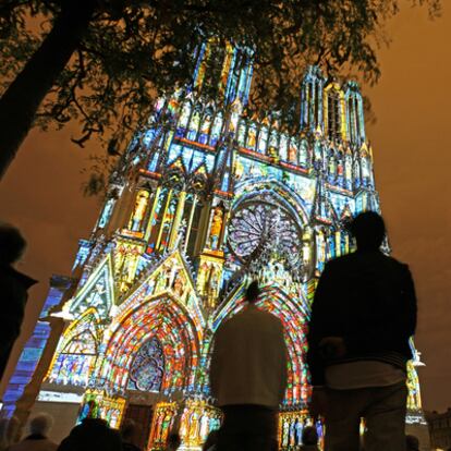 La catedral de Reims, iluminada por el espectáculo <b><i>Rêve de couleurs.</b></i>