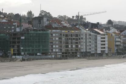 Edificio de Construcuatro que invade el dominio público en la playa de Silgar.