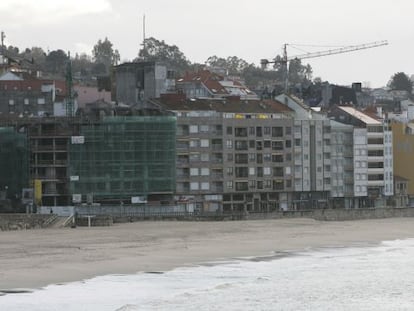 Edificio de Construcuatro que invade el dominio p&uacute;blico en la playa de Silgar.