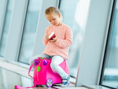 Algunos modelos permiten que los/as niños/as puedan sentarse con comodidad encima de la maleta. GETTY IMAGES.