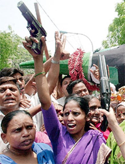 Varias mujeres se manifiestan contra Pakistán en Nuva Delhi, exhibiendo armas de plástico.