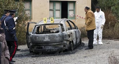 La policía italiana busca pistas en el coche carbonizado donde hallaron tres cuerpos, entre ellos el de un niño.