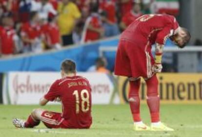 . Rio De Janeiro (Brazil), 18/06/2014.- Sergio Ramos (R) and Jordi Alba of Spain during the FIFA World Cup 2014 group B preliminary round match between Spain and Chile at the Estadio do Maracana in Rio de Janeiro, Brazil, 18 June 2014. 
 
 (RESTRICTIONS APPLY: Editorial Use Only, not used in association with any commercial entity - Images must not be used in any form of alert service or push service of any kind including via mobile alert services, downloads to mobile devices or MMS messaging - Images must appear as still images and must not emulate match action video footage - No alteration is made to, and no text or image is superimposed over, any published image which: (a) intentionally obscures or removes a sponsor identification image; or (b) adds or overlays the commercial identification of any third party which is not officially associated with the FIFA World Cup) (Brasil, Espa&ntilde;a, Mundial de F&uacute;tbol) EFE/EPA/ABEDIN TAHERKENAREH EDITORIAL USE ONLY