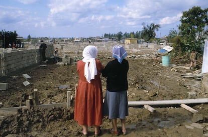 Dos refugiadas palestinas en el campo de refugiados de Sidón, Líbano, en 1982.