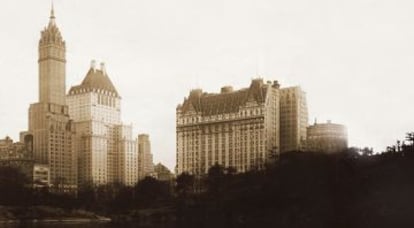 A la derecha, el Hotel Plaza, en una imagen principios del Siglo XX. El establecimeinto fue fundado en 1907