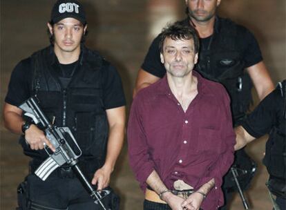 Imagen de archivo de Cesare Batista, tras ser detenido por policías brasileño.