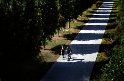 Ciudadanos pasean por el sendero BeltLine, en octubre de 2017.