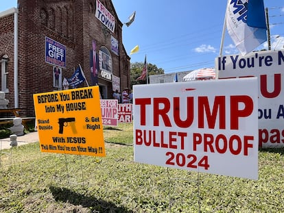 Carteles de jardín a la venta en Trump Town.