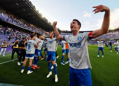 Los jugadores del Alavés celebran la victoria ante el Valladolid, este domingo en el estadio José Zorrilla.
