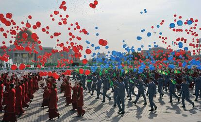 Participantes en un desfile sueltan globos con motivo del 25º aniversario de la independencia de Turkmenistán, en Asjabad.