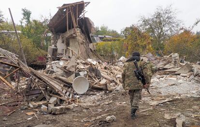 Un soldado armenio examina una casa destruída por la artillería de Azerbaiyán en Stepanakert.