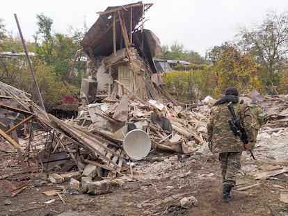 Un soldado armenio examina una casa destruída por la artillería de Azerbaiyán en Stepanakert.