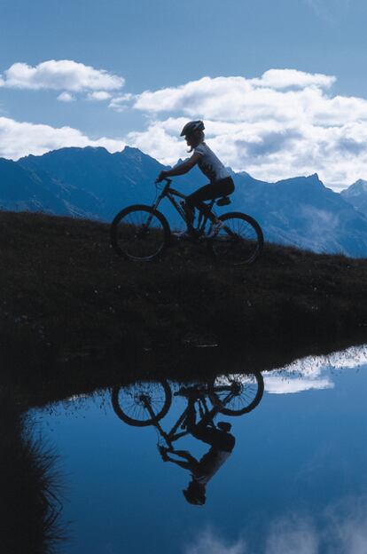 Ciclista en el monte Parsenn, en Davos