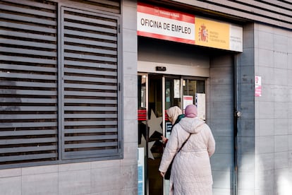 Varias personas entran a una oficina del SEPE en Madrid.