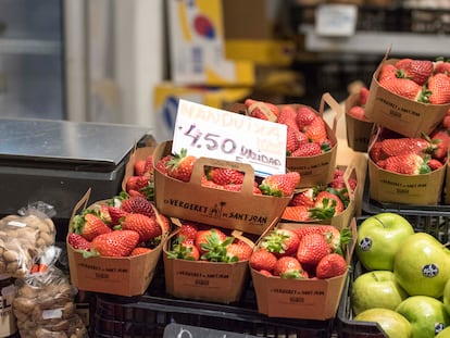 Vista de los precios de la fruta en el mercado de Es Claustre de Mahón, Menorca.