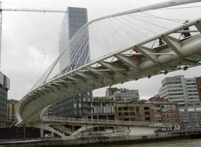 Las torres de Arata Isozaki en Bilbao y, en primer término, la pasarela de Calatrava sobre la ría.