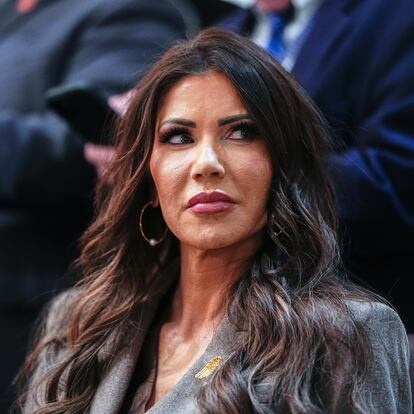 La secretaria de Seguridad Nacional, Kristi Noem, en la reunión mensual del Gabinete de Donald Trump en la Casa Blanca este jueves.