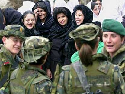 Afganas y militares españolas confraternizan durante la celebración del Día de la Mujer Trabajadora en Kabul.