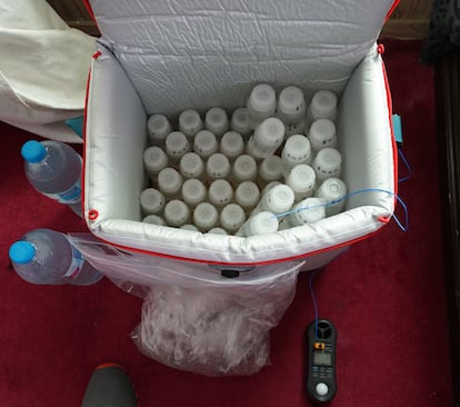 Foto de la nevera portátil en la cual se transportan muestras de agua.