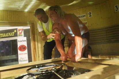 Kaukonen es retirado de la sauna tras suspenderse la competición.