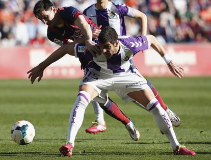 Mitrovic intenta impedir el avance de Messi