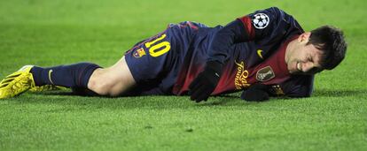 Messi se duele en el suelo después de la entrada del portero del Benfica.