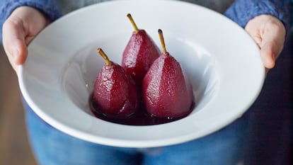 Unas tradicionales peras al vino.