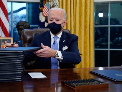 Joe Biden antes de firmar varias órdenes ejecutivas en el Despacho Oval de la Casa Blanca, este miércoles.