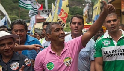 El exfutbolista Rom&aacute;rio en una favela de Rio el pasado agosto. 