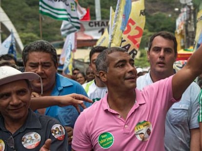 El exfutbolista Rom&aacute;rio en una favela de Rio el pasado agosto. 