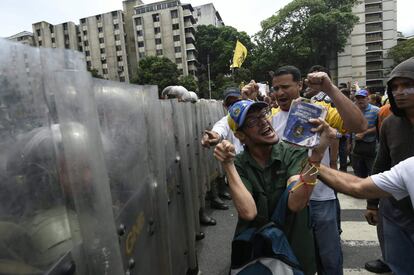 Caracas voltou a se tornar uma cidade praticamente paralisada. Os órgãos públicos permanecem fechados depois da decisão do presidente de que só funcionem na segunda-feira e na terça-feira para poupar o máximo de energia possível.