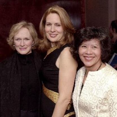 Glenn Close y Dana Reeve, junto a Noeleen Heyzer, alta funcionaria de la ONU.