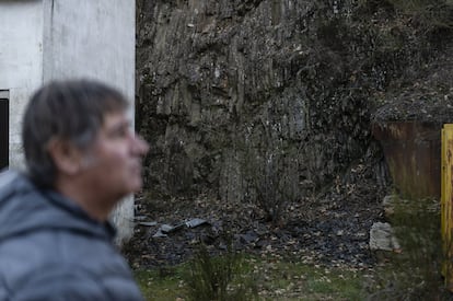 Javier Castrillo lamenta que a pesar de las muchas familias de otras provincias o comunidades instaladas en Guardo jamás se superó la frontera de 10.000 vecinos, algo clave para los servicios y prestaciones obtenidos por cualquier localidad. “Era carísimo comprar o alquilar una casa cuando te casabas”, bromea el palentino, que sabe bien que ahora ya casi nadie se interesa por venir a estos municipios.