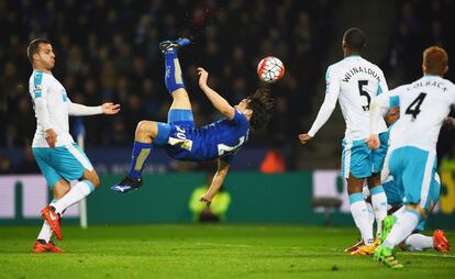 Okazaki marca de chilena para el Leicester.