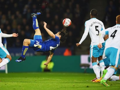 Okazaki marca de chilena para el Leicester.