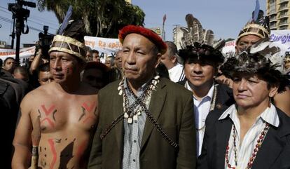 Los tres diputados suspendidos del Estado de Amazonas, de traje, acuden el miércoles a una reunión en el Tribunal Supremo en Caracas.