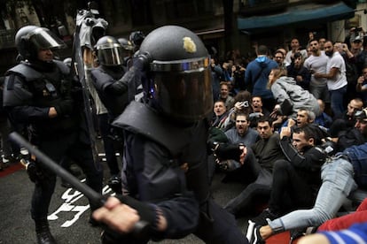 Agentes de la Policía Nacional carga contra ciudadanos en su intento de impedir el referéndum del 1-O, declarado ilegal por el Tribunal Constitucional.