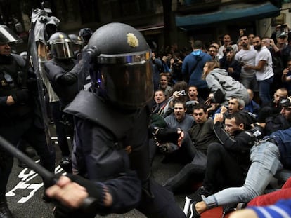 Agentes de la Policía Nacional carga contra ciudadanos en su intento de impedir el referéndum del 1-O, declarado ilegal por el Tribunal Constitucional.