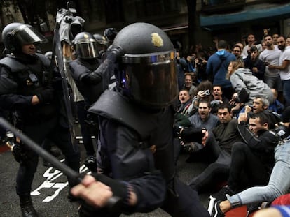 La Policia Nacional carrega contra ciutadans el dia del referèndum de l'1-O a Barcelona.