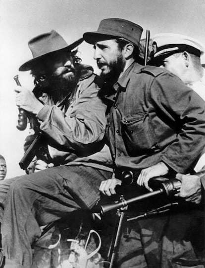 Fidel Castro, então um líder rebelde, e Camilo Cienfuegos (à esq.) entram em Havana depois de vencer as tropas do ditador cubano Fulgencio Batista.