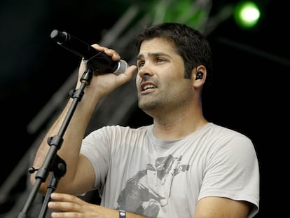 Pau Debon, cantante del grupo Antònia Font, durante su actuación.