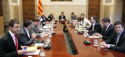 El presidente de la Generalitat de Catalu&ntilde;a, Artur Mas, en el centro, en la  reuni&oacute;n con los l&iacute;deres de los partidos catalanes para tratar sobre el pacto fiscal. 