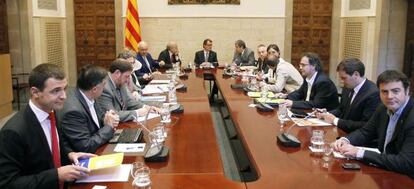 El presidente de la Generalitat de Cataluña, Artur Mas, en el centro, en la reunión con los líderes de los partidos catalanes para tratar sobre el pacto fiscal.