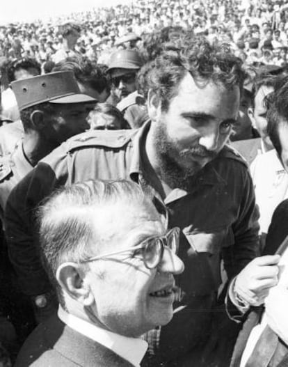 Fidel Castro acompaña a Jean Paul Sartre durante su viaje a Cuba en 1960.