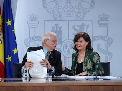 Carmen Calvo y Josep Borrell en el consejo de ministros. 