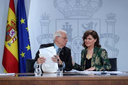 Carmen Calvo y Josep Borrell en el consejo de ministros.
