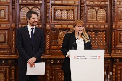 El ministro de Cultura, Ernest Urtasun, y la consejera de Cultura catalana, Natàlia Garriga, tras su primer encuentro.