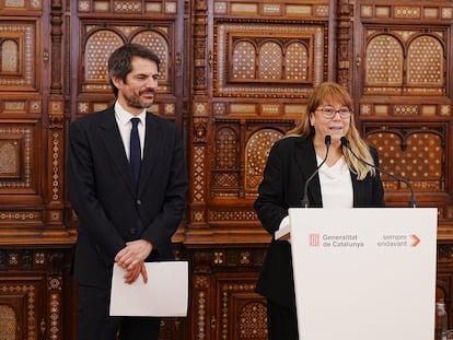 El ministro de Cultura, Ernest Urtasun, y la consejera de Cultura catalana, Natàlia Garriga, tras su primer encuentro.